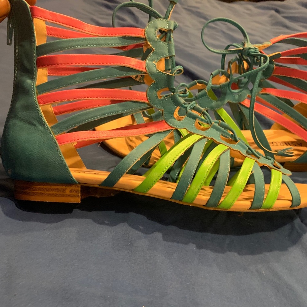 Sandles - Picture 2 of 3